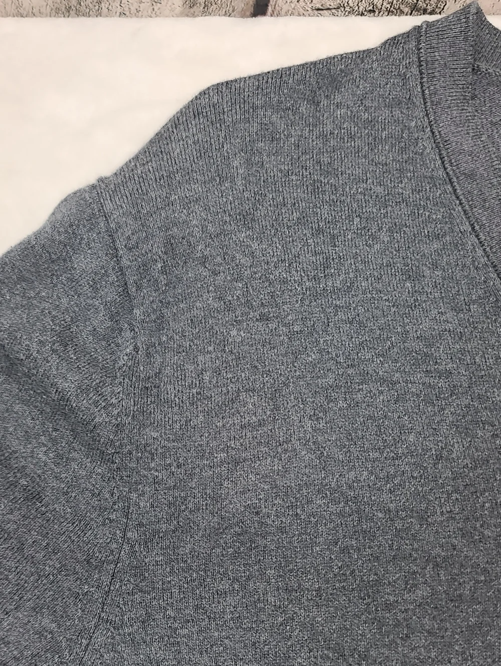 Banana Republic Premium Luxe Knit Men's V-Neck Long Sleeve Relaxed Sweater Gray